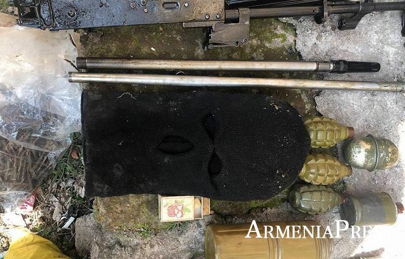 Սեւ Լեքսուսի հետքերով. հայտնաբերվածն իրական զինանոց է, որտեղ անգամ դիմակ կա (լուսանկարներ)