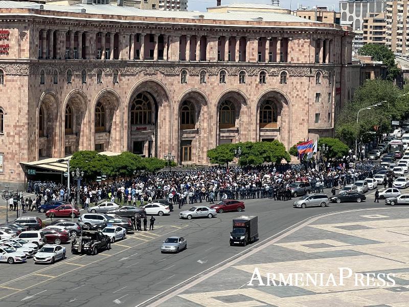 Ցուցարարների փոքրաթիվ բողոքի ակցիան՝ Մարիոթ հյուրանոցի առջև. (ՖՈՏՈ)