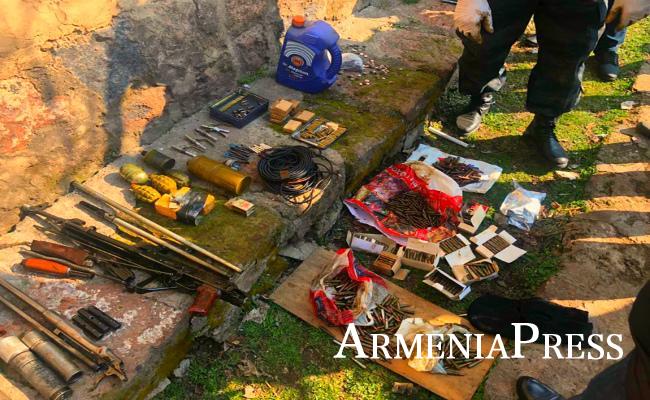 Սեւ Լեքսուսի հետքերով. հայտնաբերվածն իրական զինանոց է, որտեղ անգամ դիմակ կա (լուսանկարներ)