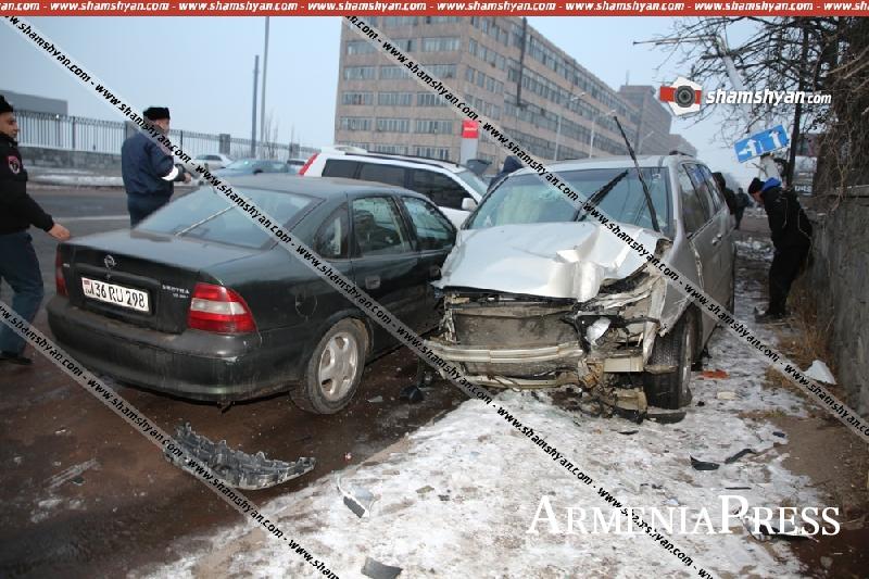 Խոշոր ավտովթար Երևանում. վիրավորներից մեկին հայտնաբերել են բեռնախցիկում. (ՖՈՏՈ)