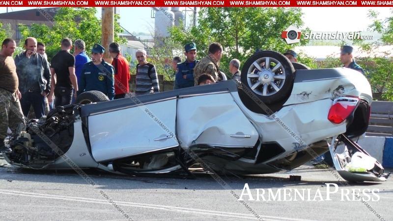 Խոշոր ավտովթար Երևանում. Nissan-ը բախվել է կամրջի բետոնե հատվածին և գլխիվայր շրջվել.(Տեսանյութ)