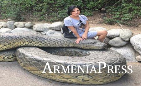 Գայանե Ասլամազյանը Հսկա օձի վրա նստած նոր լուսանկար է հրապարակել (PHOTO)