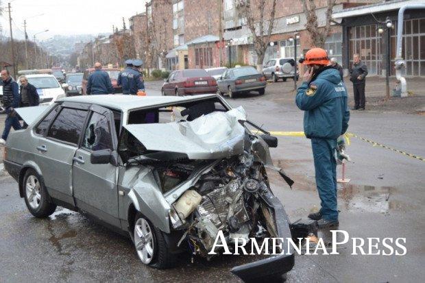 Մոտ 1 ժամ առաջ. Խոշոր ավտովթար Վանաձորում. բախվել են «ՎԱԶ-21014»-ն ու «Գրանդ Չերոկին». կա  վիրավորներ 