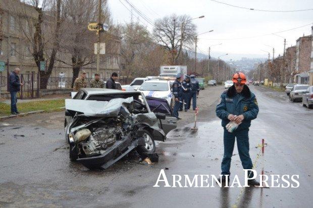 Մոտ 1 ժամ առաջ. Խոշոր ավտովթար Վանաձորում. բախվել են «ՎԱԶ-21014»-ն ու «Գրանդ Չերոկին». կա  վիրավորներ 